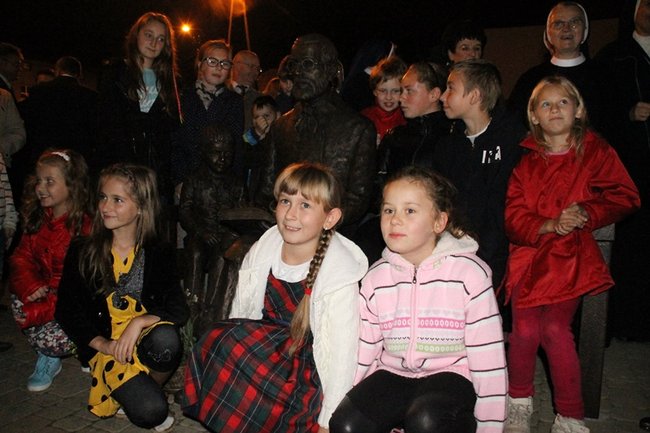 Usiedli obok błogosławionego - zdjęcia