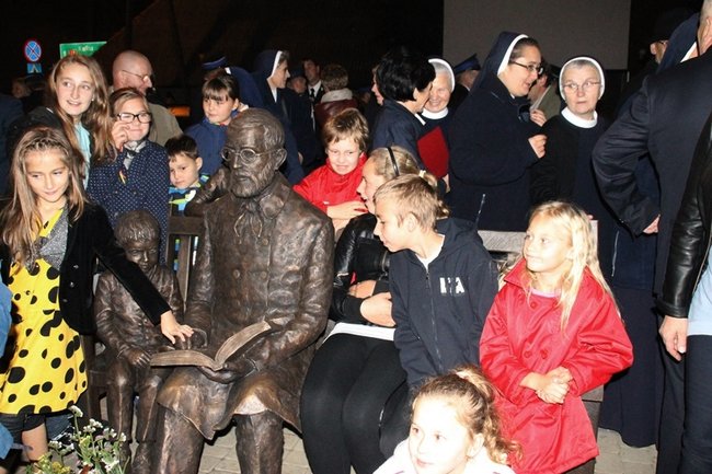 Usiedli obok błogosławionego - zdjęcia