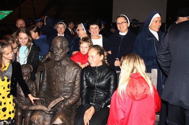 Usiedli obok błogosławionego - zdjęcia