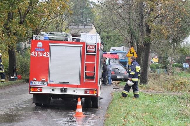 Wpadła w poślizg, uderzyła w drzewo