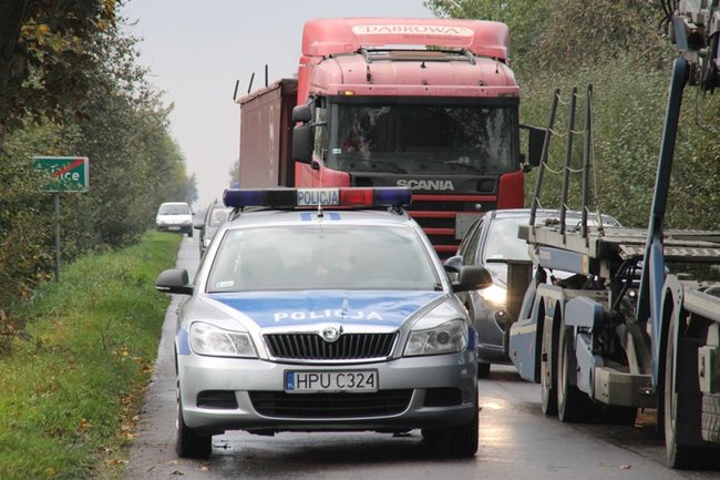 Wpadła w poślizg, uderzyła w drzewo