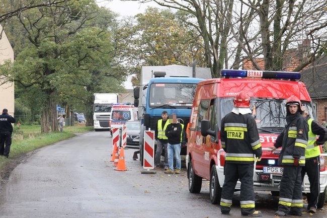 Wpadła w poślizg, uderzyła w drzewo