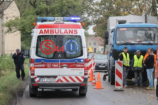 Wpadła w poślizg, uderzyła w drzewo