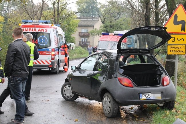 Wpadła w poślizg, uderzyła w drzewo