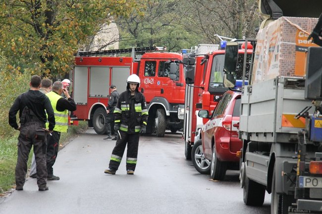 Wpadła w poślizg, uderzyła w drzewo