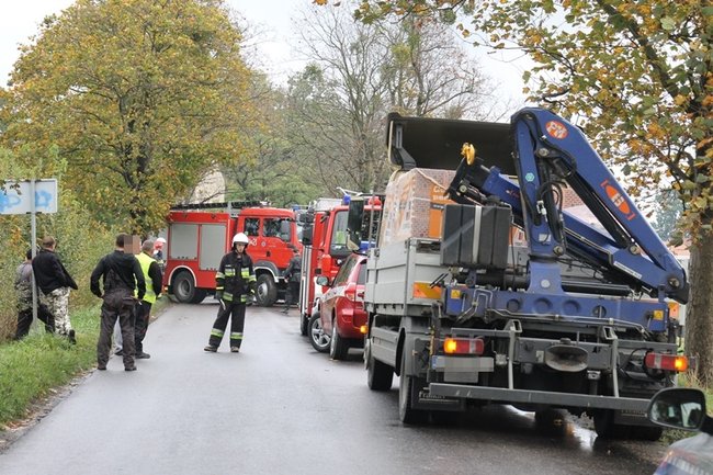 Wpadła w poślizg, uderzyła w drzewo