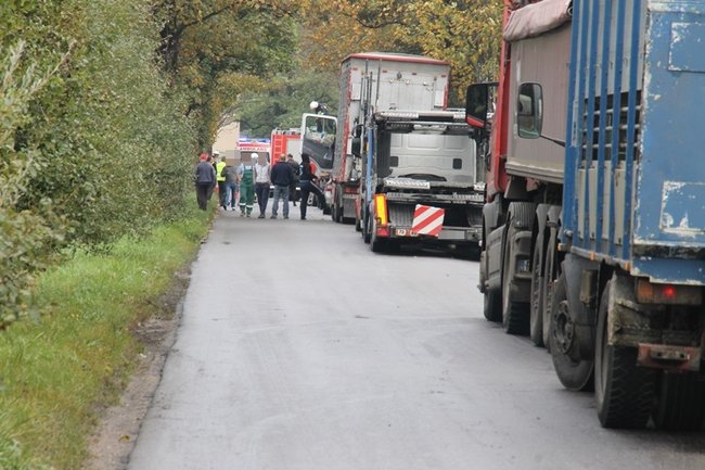 Wpadła w poślizg, uderzyła w drzewo