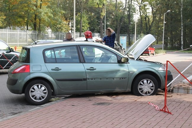 Pomyliła gaz z hamulcem? - zdjęcia