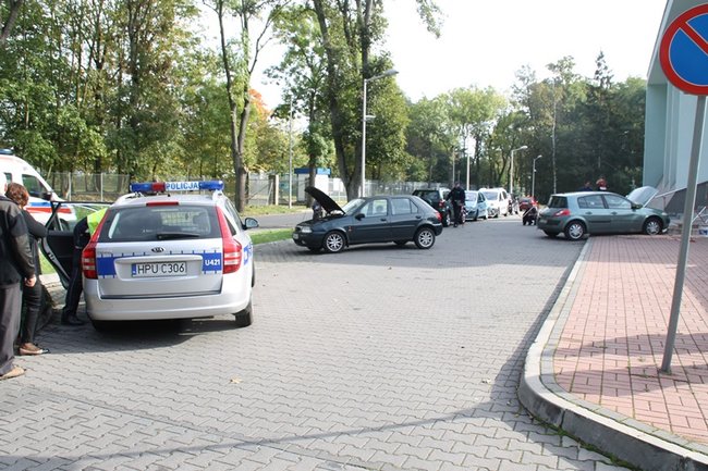 Pomyliła gaz z hamulcem? - zdjęcia