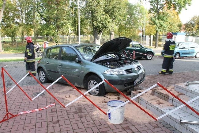 Pomyliła gaz z hamulcem? - zdjęcia