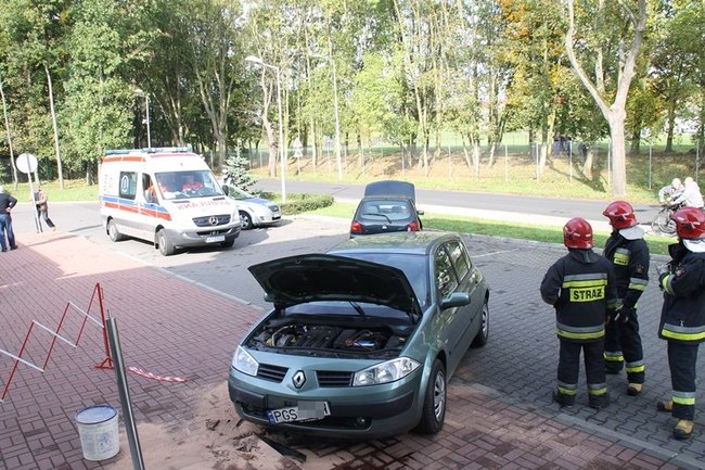 Pomyliła gaz z hamulcem? - zdjęcia