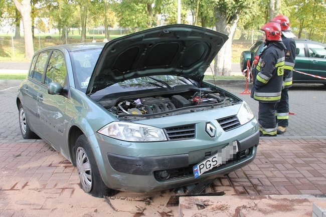Pomyliła gaz z hamulcem? - zdjęcia