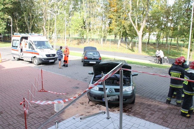 Pomyliła gaz z hamulcem? - zdjęcia