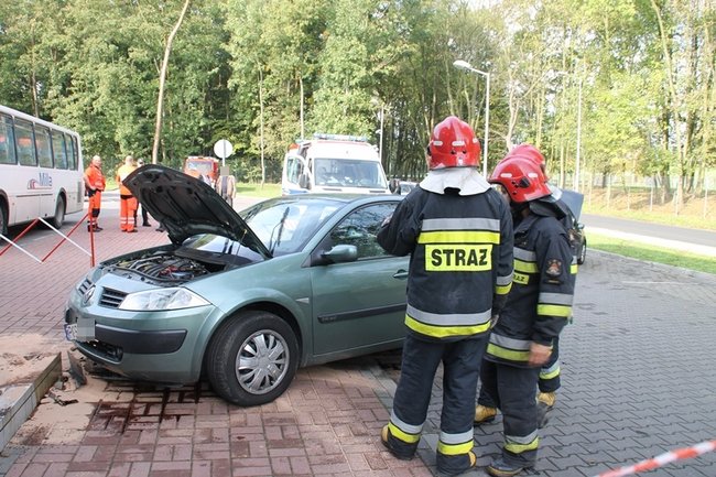 Pomyliła gaz z hamulcem? - zdjęcia