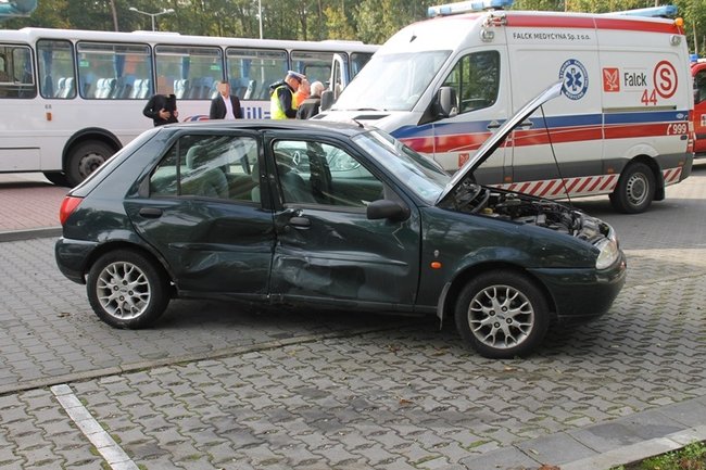 Pomyliła gaz z hamulcem? - zdjęcia