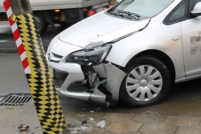  Nie zauważył słupa - zdjęcia