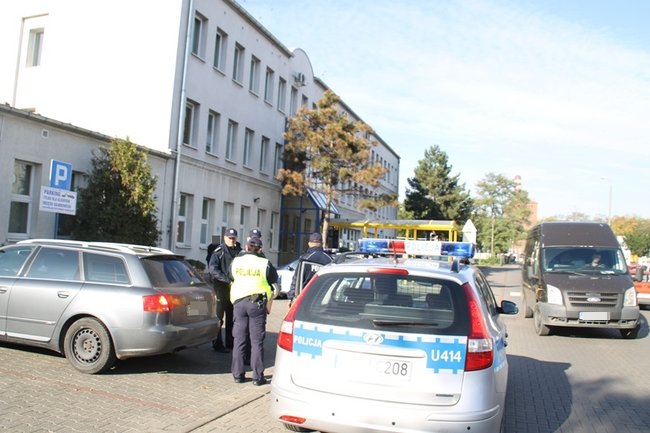 Alarm bombowy w trzech urzędach - zdjęcia