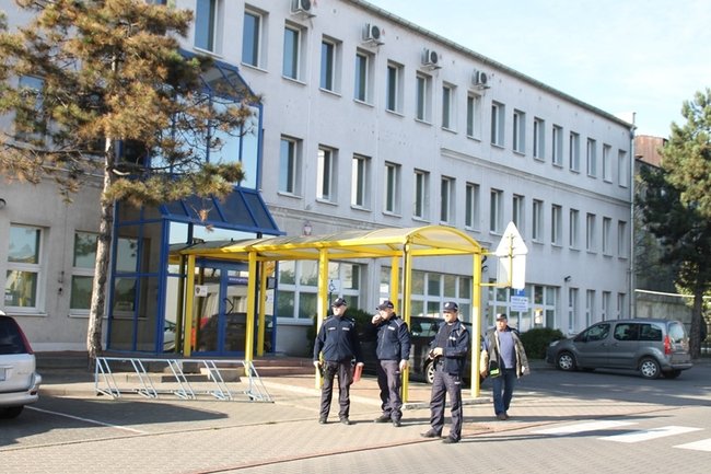 Alarm bombowy w trzech urzędach - zdjęcia