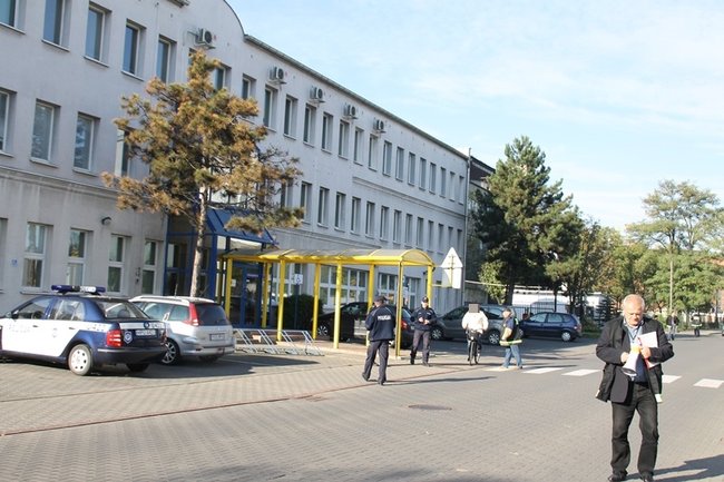 Alarm bombowy w trzech urzędach - zdjęcia