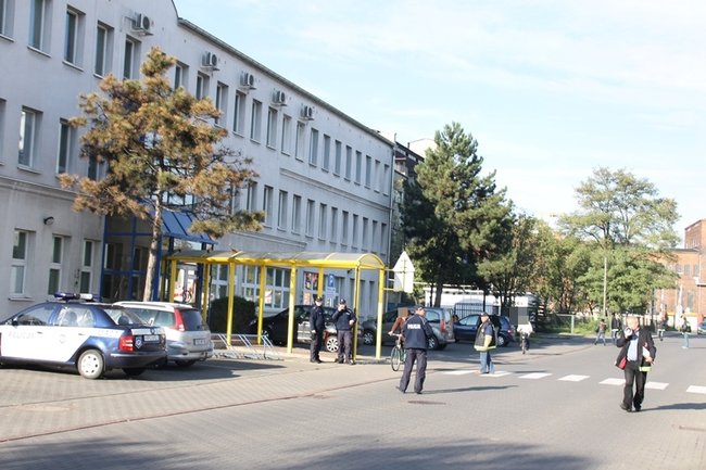Alarm bombowy w trzech urzędach - zdjęcia