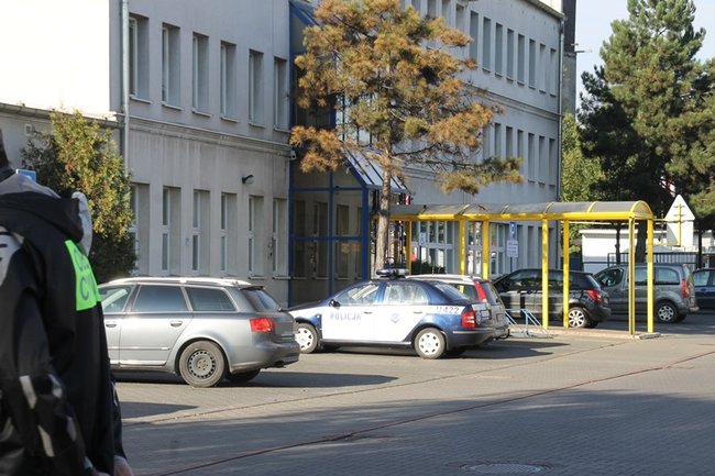 Alarm bombowy w trzech urzędach - zdjęcia