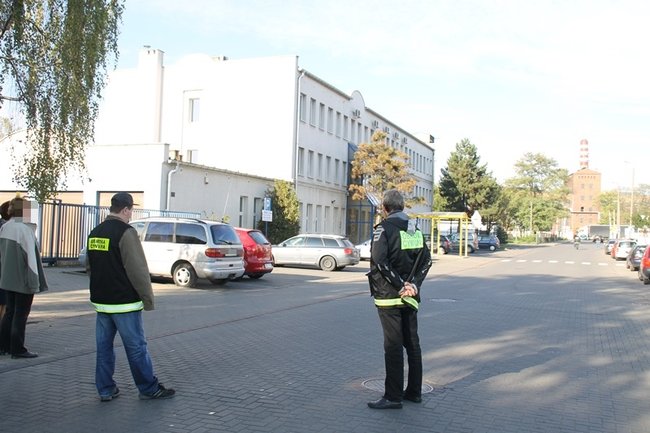 Alarm bombowy w trzech urzędach - zdjęcia