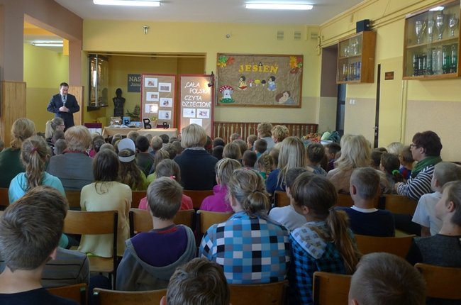 Dzieci czytały z burmistrzem