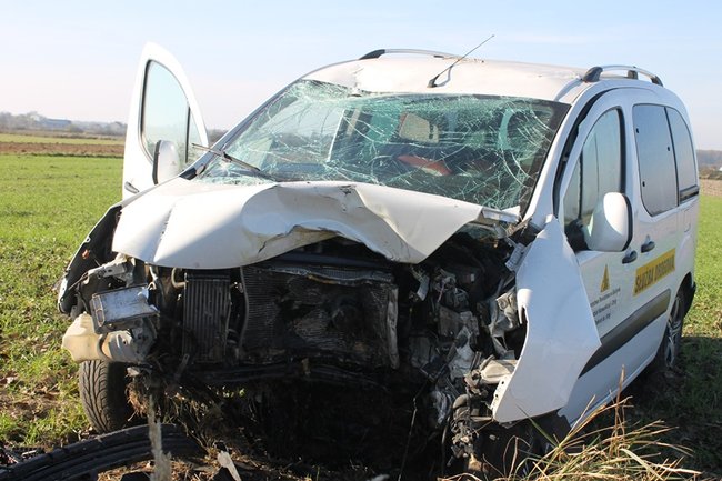 Samochód starostwa uderzył w drzewo