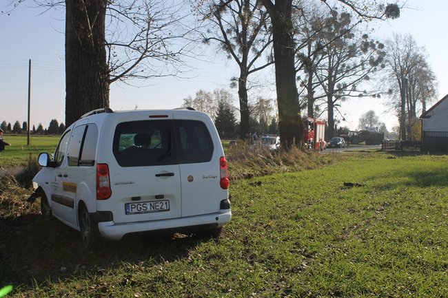 Samochód starostwa uderzył w drzewo