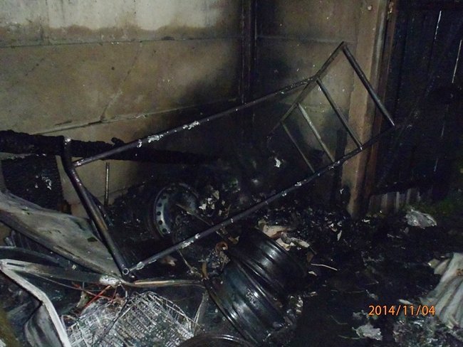 Spłonęło auto, skuter i sprzęt - zdjęcia