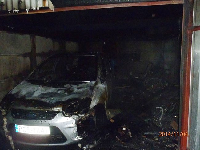 Spłonęło auto, skuter i sprzęt - zdjęcia