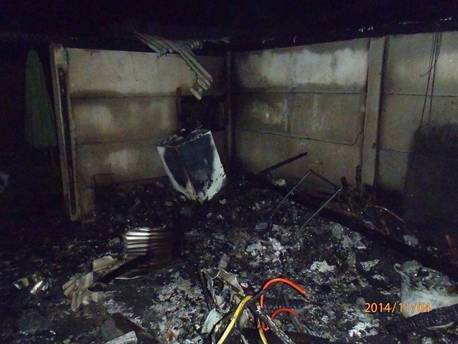 Spłonęło auto, skuter i sprzęt - zdjęcia