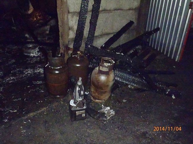 Spłonęło auto, skuter i sprzęt - zdjęcia