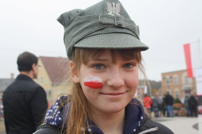 Młodzież rozdawała flagi - zdjęcia