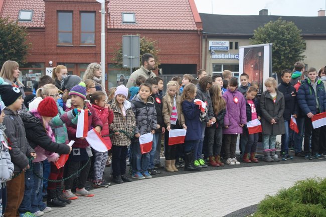 Młodzież rozdawała flagi - zdjęcia