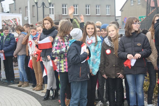 Młodzież rozdawała flagi - zdjęcia