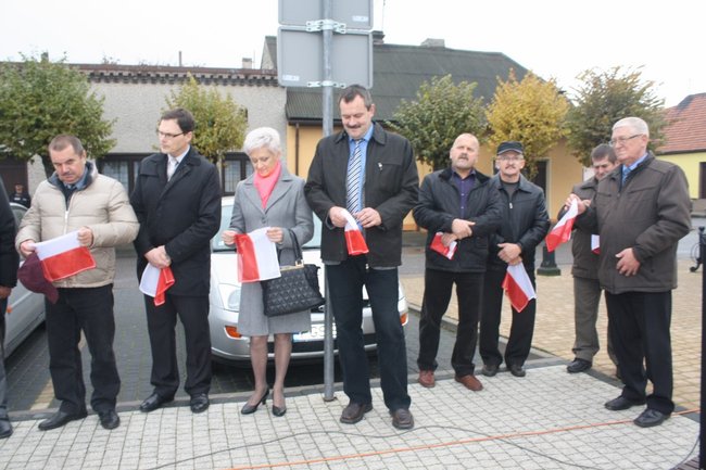 Młodzież rozdawała flagi - zdjęcia