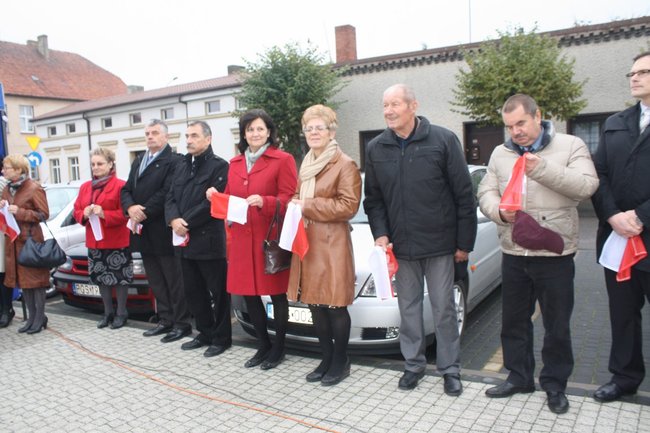 Młodzież rozdawała flagi - zdjęcia