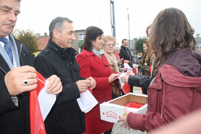 Młodzież rozdawała flagi - zdjęcia