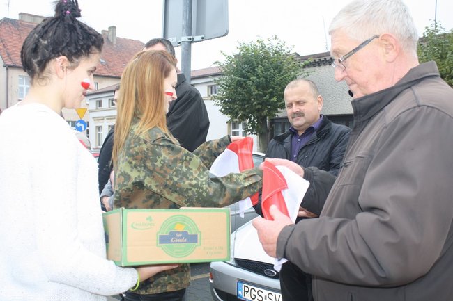 Młodzież rozdawała flagi - zdjęcia