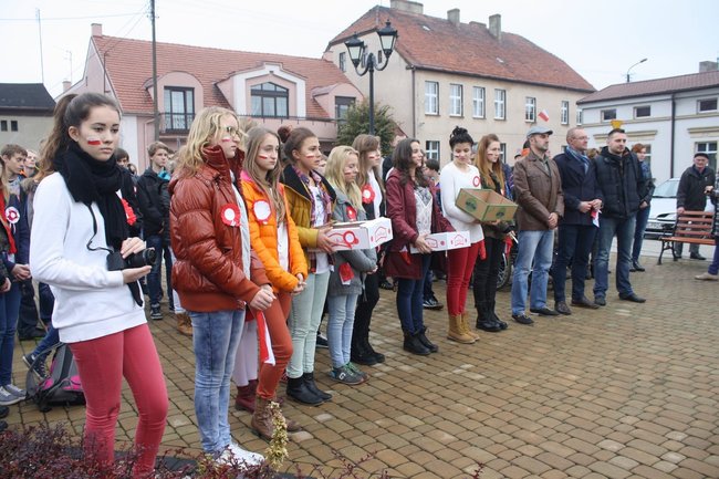 Młodzież rozdawała flagi - zdjęcia