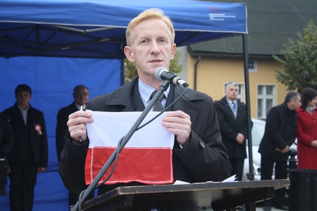 Młodzież rozdawała flagi - zdjęcia