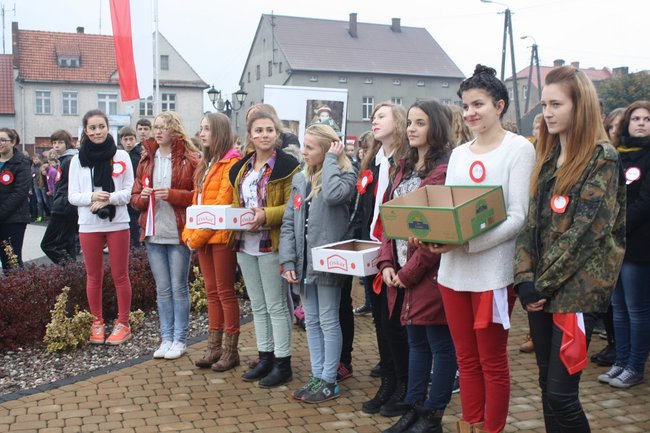 Młodzież rozdawała flagi - zdjęcia