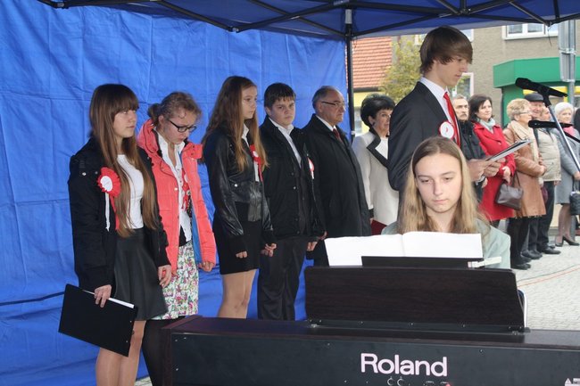 Młodzież rozdawała flagi - zdjęcia