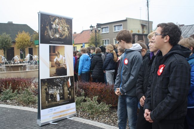 Młodzież rozdawała flagi - zdjęcia