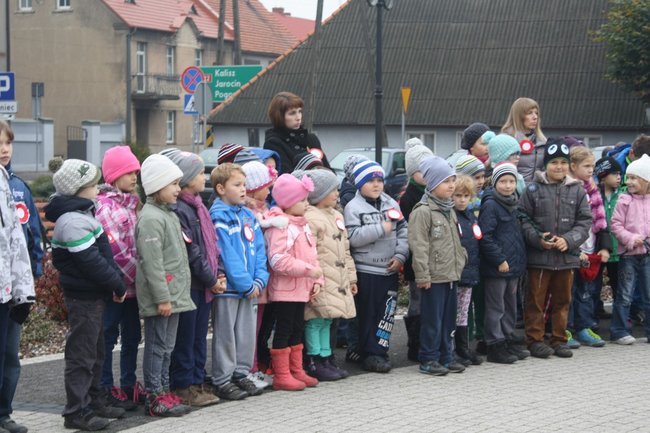 Młodzież rozdawała flagi - zdjęcia