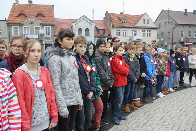 Młodzież rozdawała flagi - zdjęcia