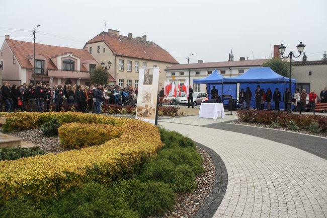 Młodzież rozdawała flagi - zdjęcia