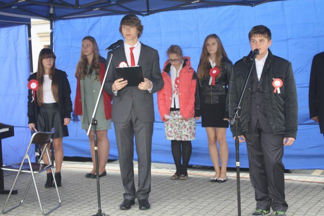 Młodzież rozdawała flagi - zdjęcia