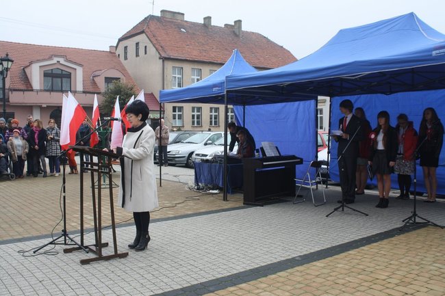 Młodzież rozdawała flagi - zdjęcia